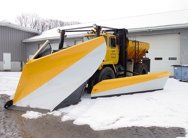 http://www.badgoat.net/Old Snow Plow Equipment/Trucks/Mack Snow Fighters/Mack Snow Fighters/GW650H480-8.jpg